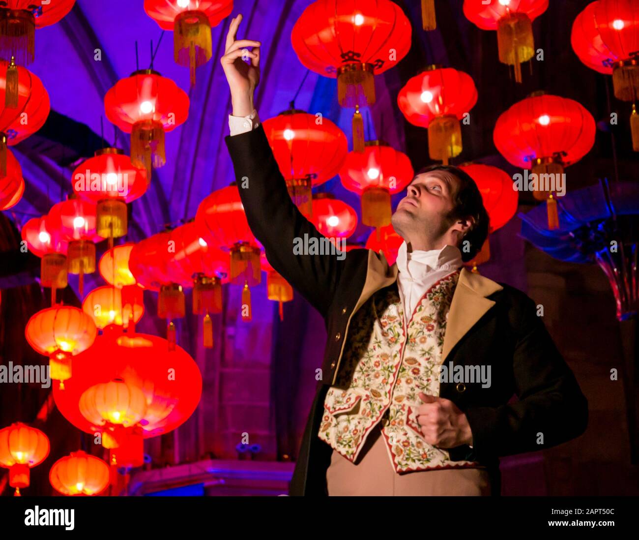 Gareth Morrison en costume d'époque joue Robert Burns, poète écossais au lancement du festival annuel Burns & Beyond pour marquer Burns Night au High Kirk de St Giles, qui coïncide avec le nouvel an chinois, année du rat, célébrations. Des lanternes chinoises rouges sont accrochés au plafond voûté de la cathédrale Banque D'Images