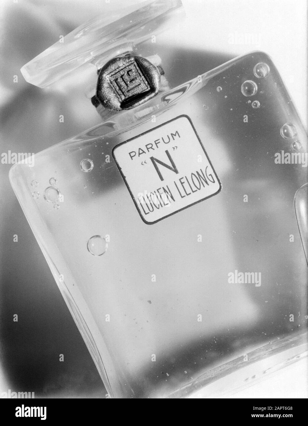 Publicité Photographie bouteille de parfum N par Lucien Lelong Annotation: Publicité photographie pour Dorland Date: 15 octobre 1936 lieu: France, Paris Banque D'Images