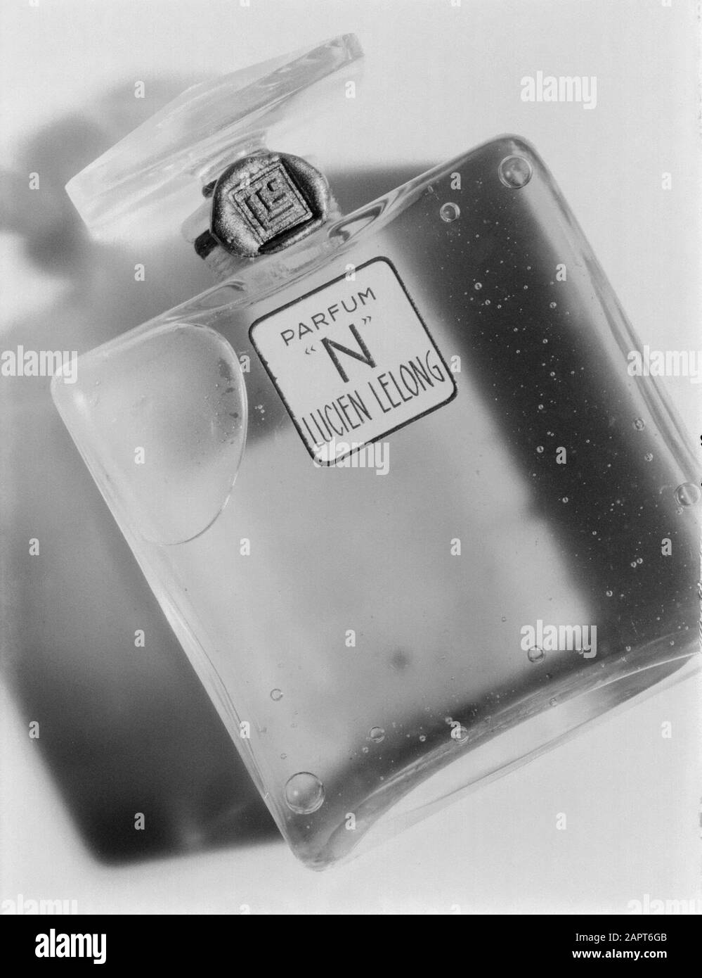 Publicité Photographie bouteille de parfum N par Lucien Lelong Annotation: Publicité photographie pour Dorland Date: 15 octobre 1936 lieu: France, Paris Banque D'Images