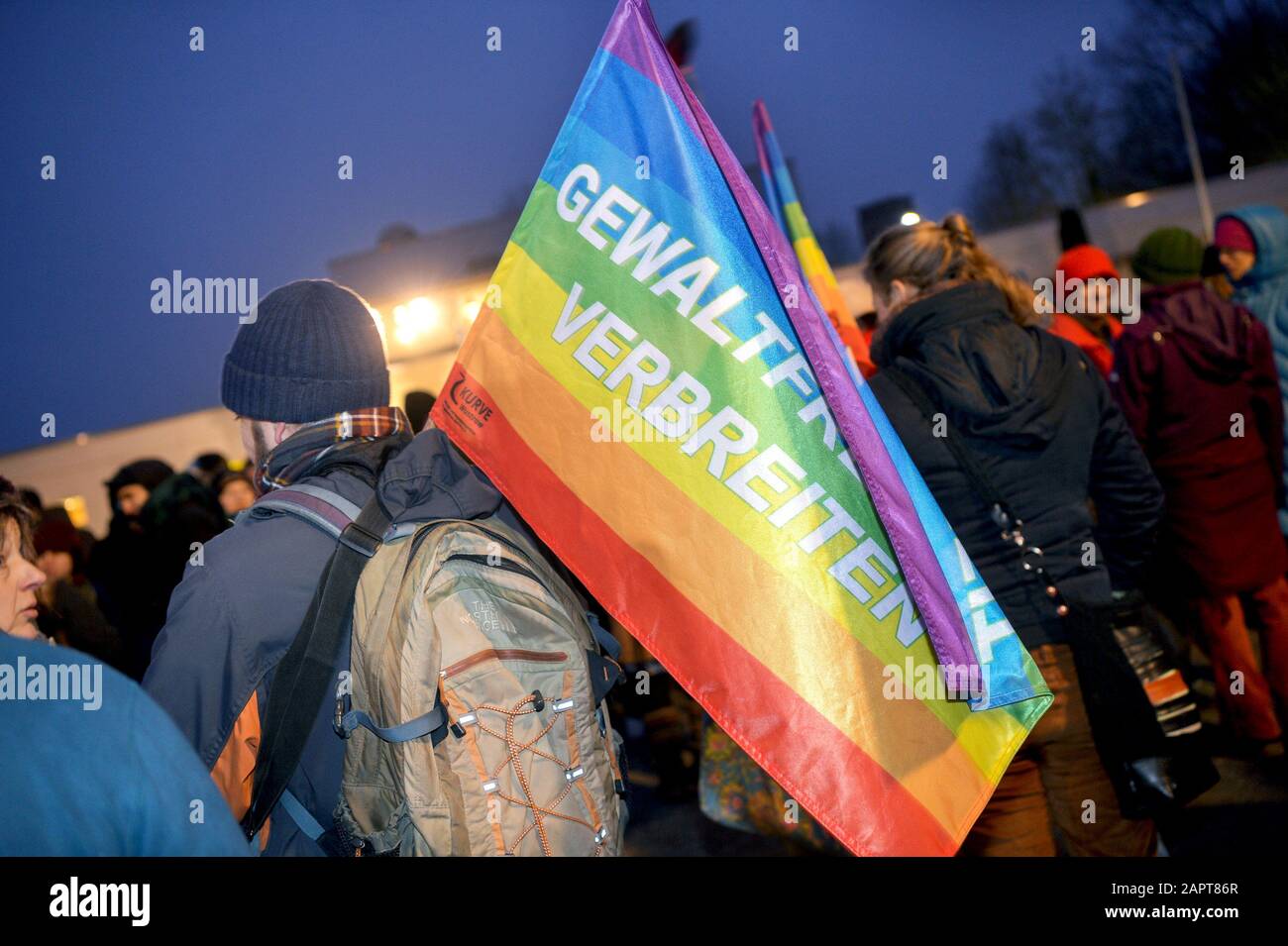 Salzwedel, Allemagne. 24 janvier 2020. Les manifestants défilent dans le centre-ville de Salzwedel et protestent contre un événement de l'AFD dans la maison de culture municipale. Un homme porte un drapeau arc-en-ciel. Le contre-événement central a été organisé par Aktionsbündnis solidarisches Salzwedel. La marche de protestation a commencé à la gare et s'est terminée devant le lieu. Crédit: Heiko Rebsch/Dpa-Zentralbild/Dpa/Alay Live News Banque D'Images