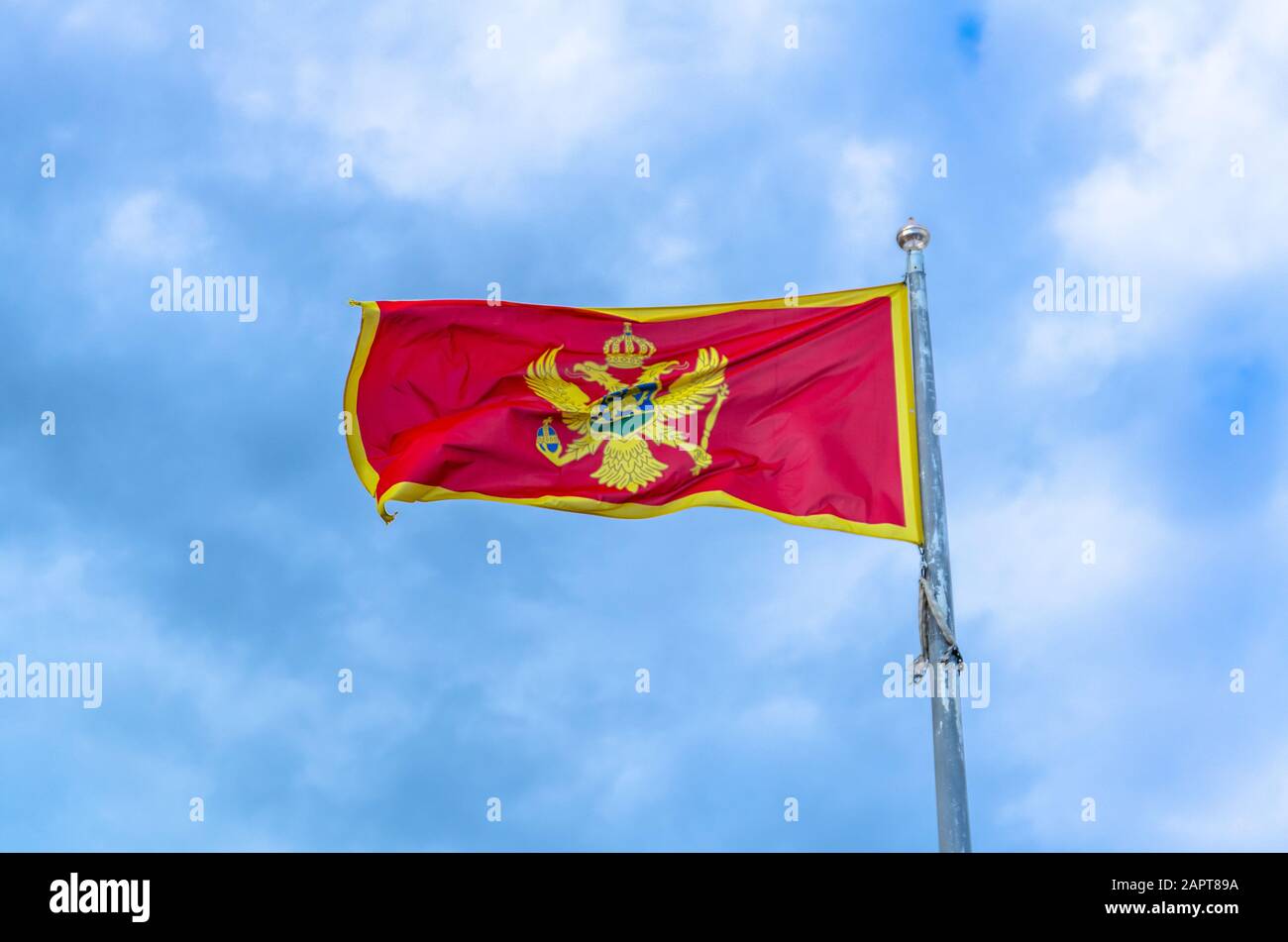 Drapeau du Monténégro contre ciel nuageux et temps venteux Banque D'Images