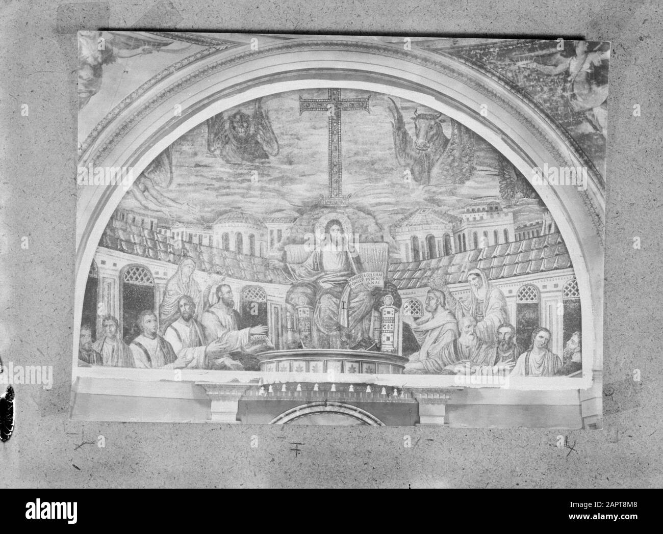Jérusalem dans l'art Fresco représentant Jésus-Christ, quelques disciples et quelques femmes. A l'arrière-plan certains bâtiments éventuellement symboliques pour la ville de Jérusalem Date: 1953-00-00 lieu: Israël, Jérusalem, Jordanie, Jordanie mots clés: Peintures murales, art religieux Banque D'Images
