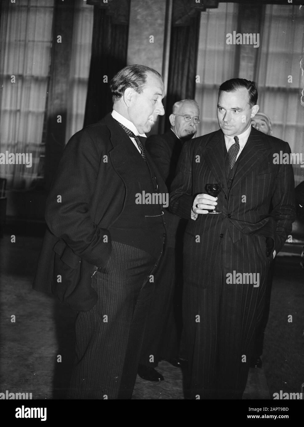 HIE [Pays-Bas en Angleterre]/Anefo série Londres Oranjehaven, le club anglais des marins à Londres. Annotation : Le Juge Du Ministre Droit Citoyen. Derrière lui le ministre H. van Boeyen. Le ministre Bolkestein de la moitié droite Date: Septembre 1944 lieu: Grande-Bretagne, Londres mots clés: Clubs, seconde Guerre mondiale Nom de l'institution: Oranjehaven Banque D'Images