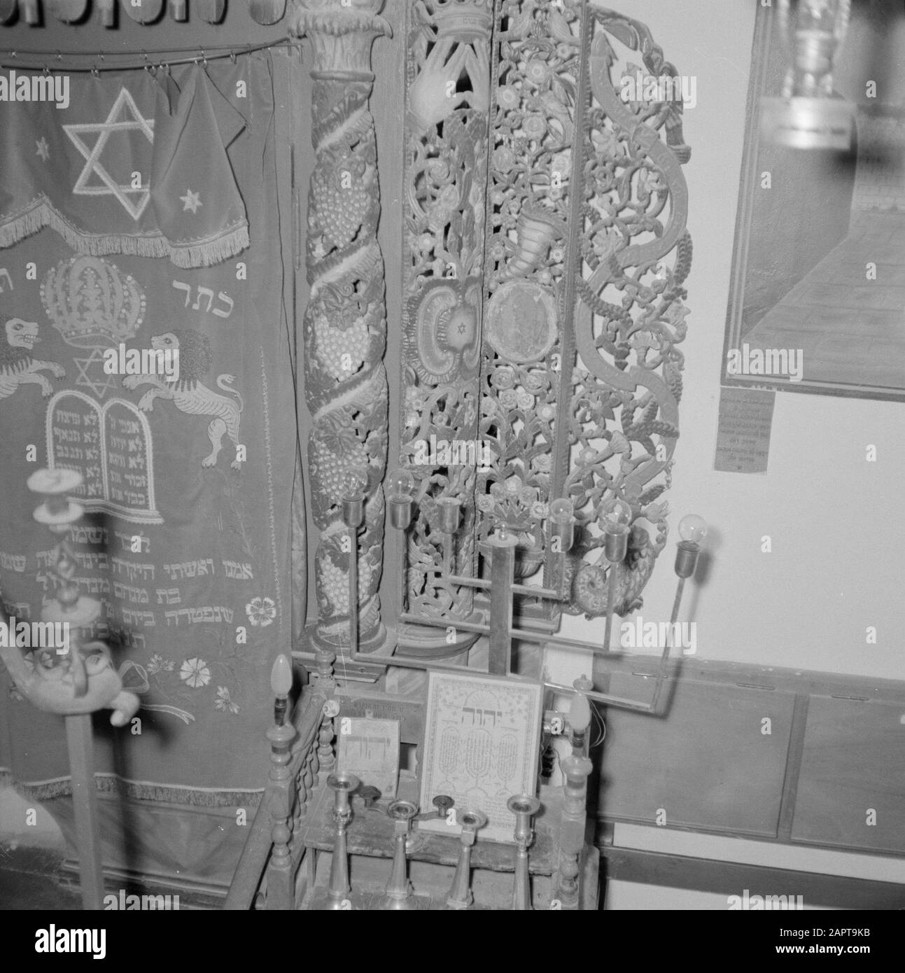 Partie de l'Arke Saint de la coiffure Ashkénaze à Safad (Safed) avec voile sur lequel figure une étoile de David, les deux tables de droit couronnées et les deux lions Date: Non dévêlé lieu: Israël, Safad, Safed mots clés: Religion juive, lions, art religieux, synagogues Nom personnel: Ha ari Banque D'Images