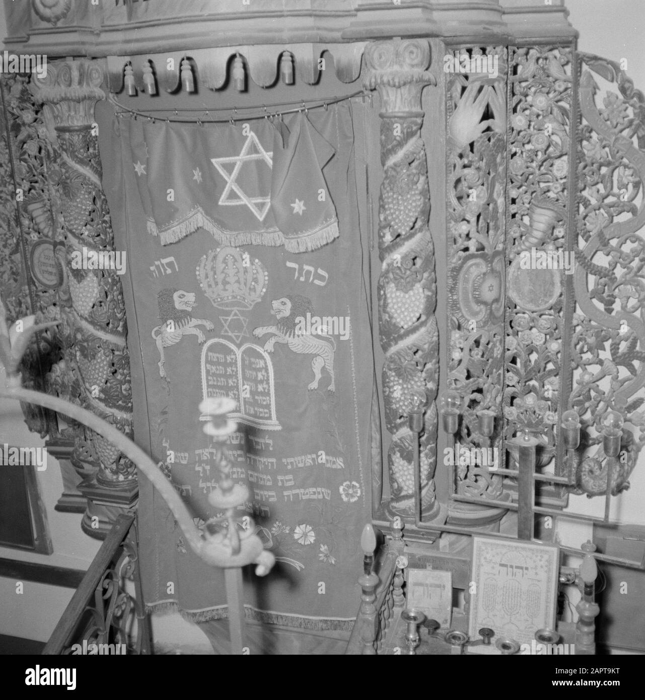 Partie de l'Arke Saint de la coiffure Ashkénaze à Safad (Safed) avec voile sur lequel figure une étoile de David, les deux tables de droit couronnées et les deux lions Date: Non dévêlé lieu: Israël, Safad, Safed mots clés: Religion juive, lions, art religieux, synagogues Nom personnel: Ha ari Banque D'Images