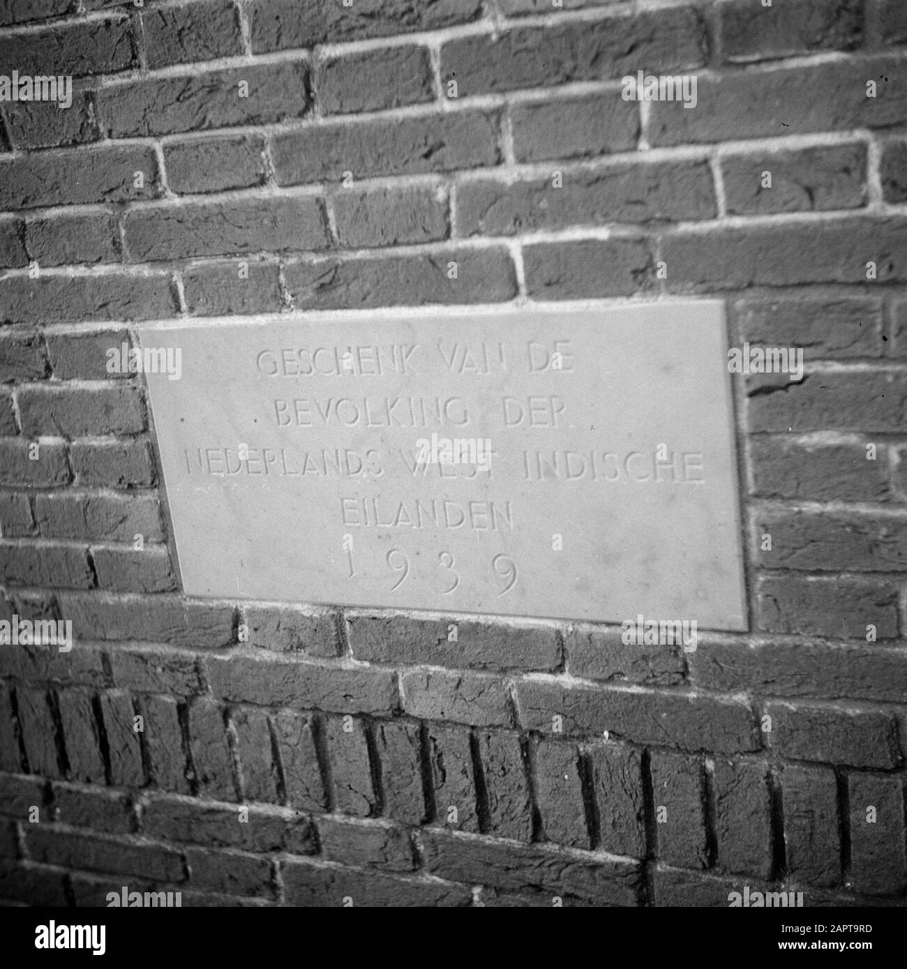 La famille royale à Soestdijk Palace la pierre commémorative posée dans la maison d'été près du Palais Soestdijk Annotation: Le texte sur la pierre commémorative lit: "Don de la population des îles indiennes occidentales néerlandaises 1939" Date: Juillet 1947 lieu: Baarn, Utrecht (province) mots clés: Pierres commémoratives, maison royale, chalets d'été Banque D'Images