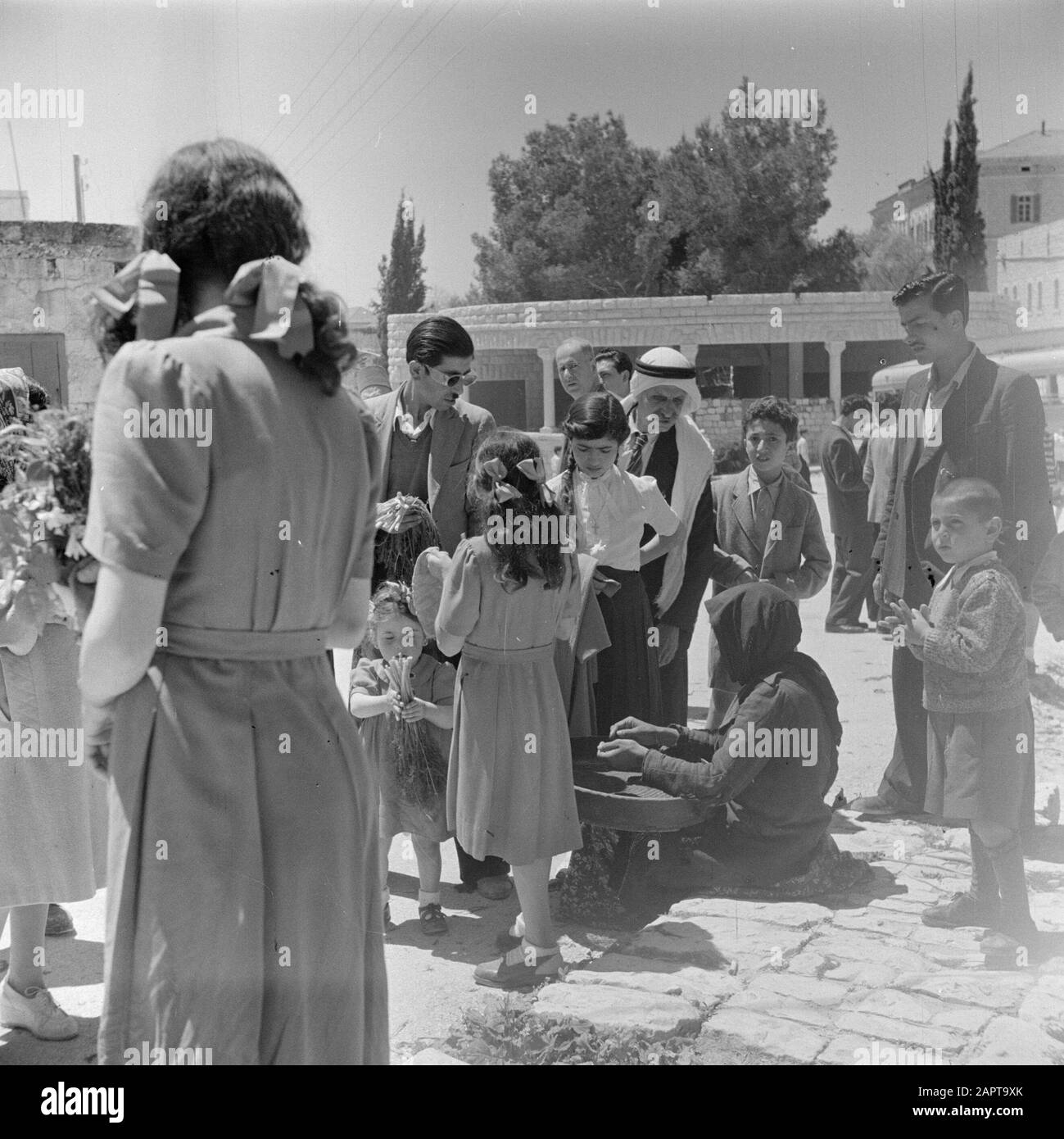 Israël 1948-1949: Croyants de Galilée à l'église orthodoxe grecque de l'annonce à Nazareth sur le morrow de Pâques à une vendeuse de rue Date: 1948 lieu: Israël, Nazareth mots clés: Enfants, vacances religieuses, images de rue, vendeurs de rue Banque D'Images