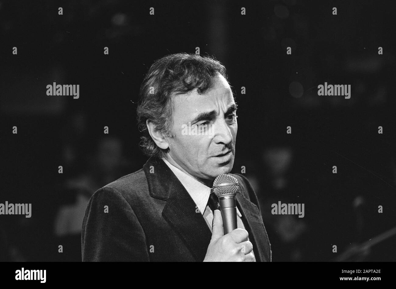 Répétition générale pour AVROprogramme Édisons en concert Muziekcentrum Vredenburg à Utrecht, diffusion 31-10, Charles Aznavour Date: 28 octobre 1980 lieu: Utrecht, Utrecht mots clés: Répétitions, émissions, chanteurs Nom personnel: Aznavour, Charles Banque D'Images