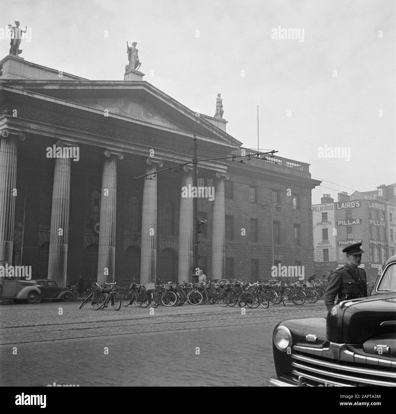 Bureau de poste général, Dublin avec beaucoup de vélos stationnés dans la rue au milieu de la rue en face; Banque D'Images