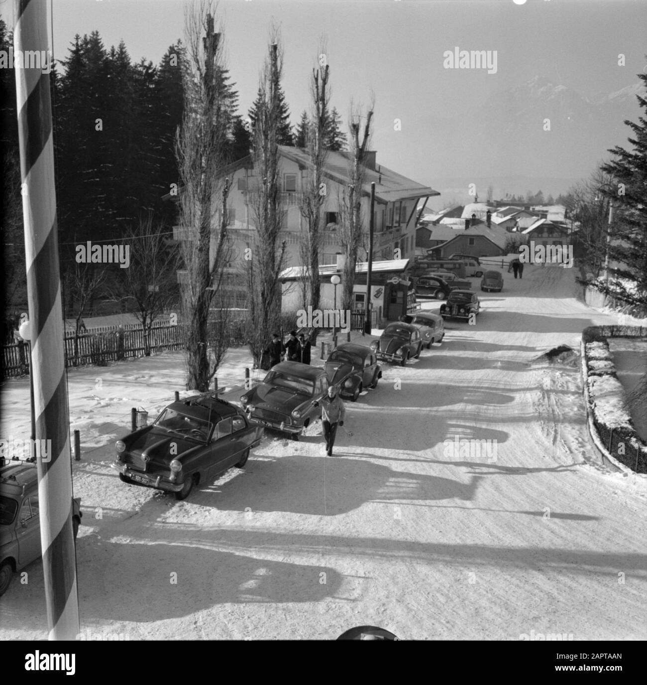 Hiver au Tyrol Voiture Garée dans une rue près du téléphérique au Patscherkofel Date: Janvier 1960 lieu: Igls, Autriche, Tyrol mots clés: Voitures, montagnes, villages, paysages, ski, neige, hiver, sports d'hiver, logement Banque D'Images