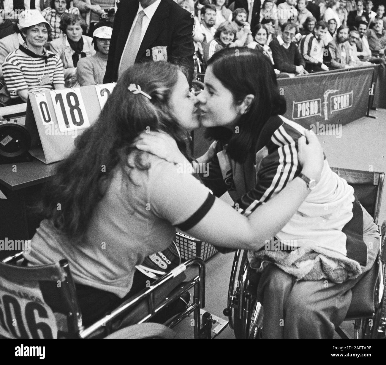 Jeux olympiques pour personnes handicapées; Irene Schmit (à droite) et Gerda Becker (à gauche) se félicitent mutuellement de l'or et du bronze au tennis de table; Banque D'Images