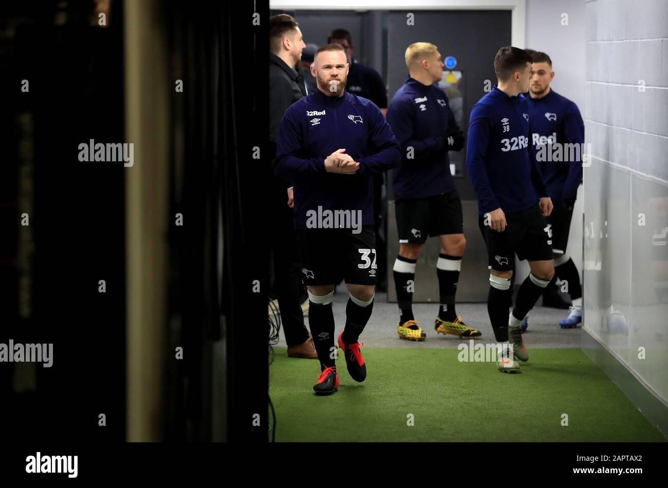 Wayne Rooney, du comté de Derby, dans le tunnel avant le quatrième match rond de la FA Cup au PTS Academy Stadium, Northampton. Banque D'Images