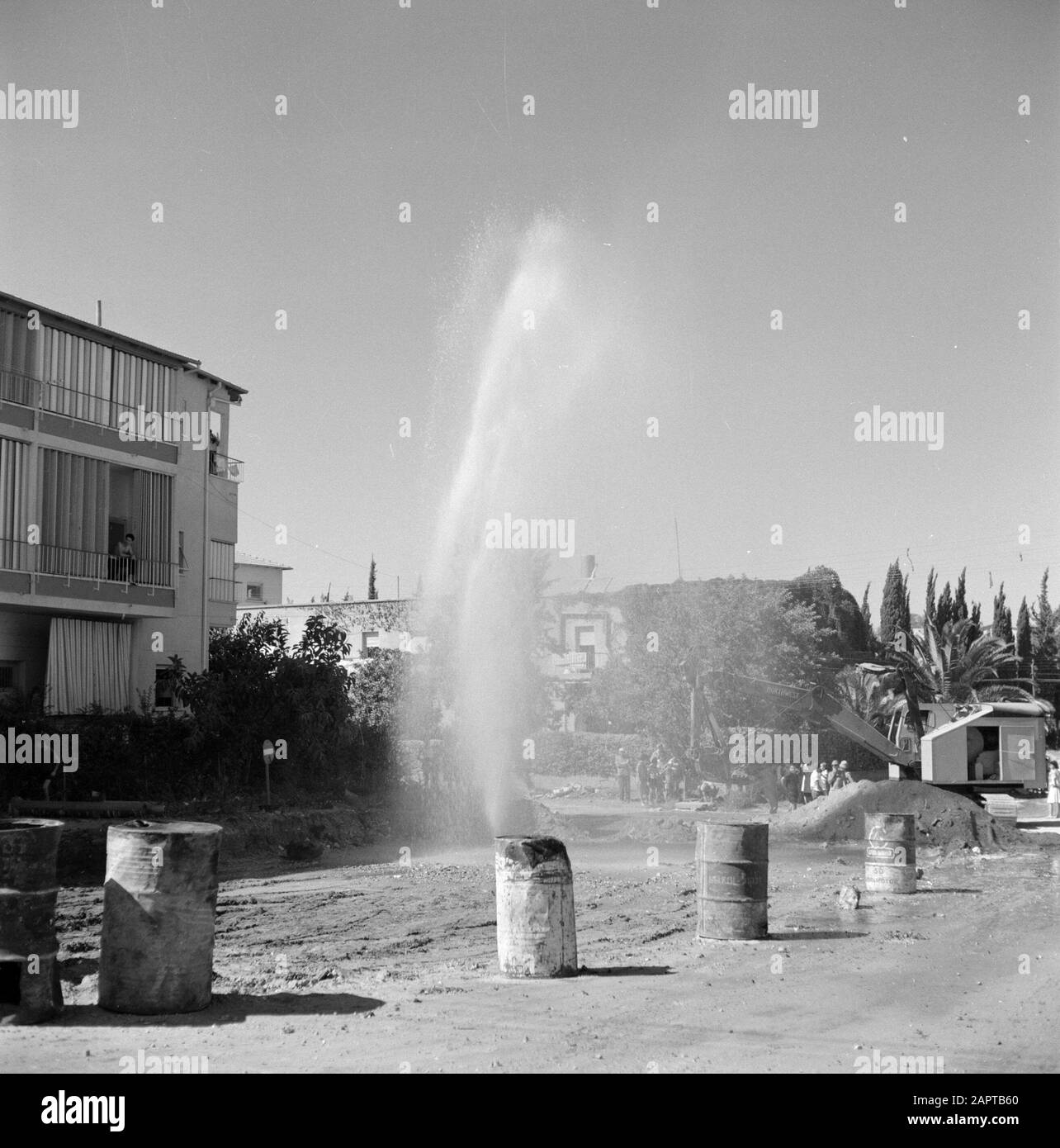 Tuyau d'eau sauté dans une zone résidentielle Date: 1 janvier 1960 lieu: Israël mots clés: Catastrophes, approvisionnement en eau, routes, zones résidentielles Banque D'Images
