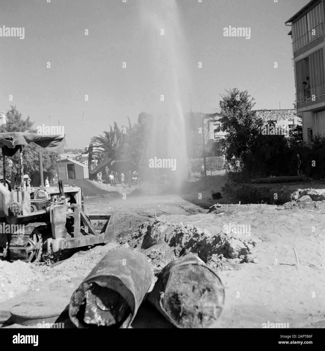 Tuyau d'eau sauté dans une zone résidentielle Date: 1 janvier 1960 lieu: Israël mots clés: Catastrophes, approvisionnement en eau, routes, zones résidentielles Banque D'Images