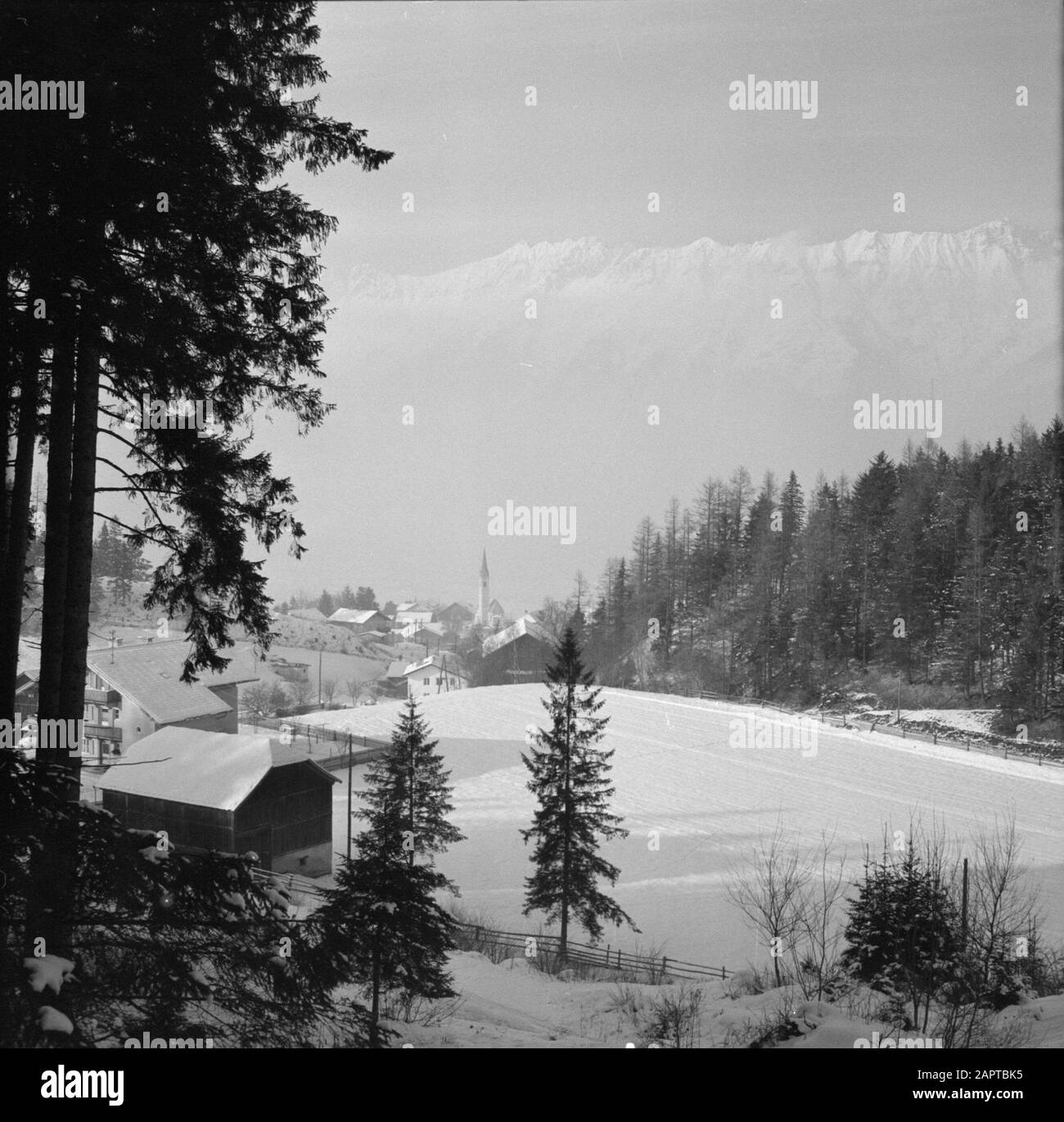 Hiver au Tyrol vue des Aldrans dans la neige Date : janvier 1960 lieu : Aldrans, Autriche, Tyrol mots clés : montagnes, villages, paysages, neige, hiver Banque D'Images