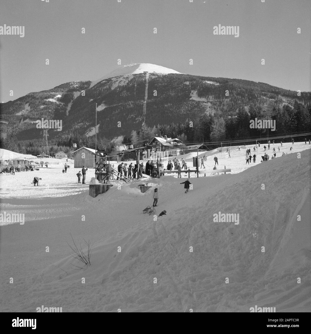 Hiver au Tirol vue du Patscherkofel avec au premier plan la prairie d'entraînement et les skieurs en ligne au crochet Date: Janvier 1960 lieu: Igls, Autriche, Tyrol mots clés: Montagnes, paysages, ascenseurs, ski, neige, vacances, hiver, sports d'hiver Banque D'Images