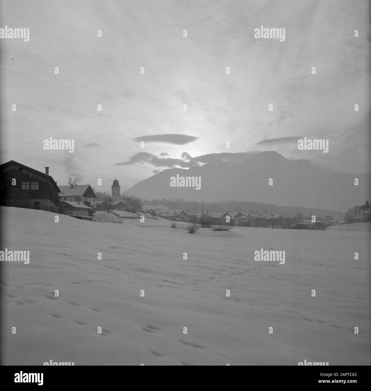 Hiver au Tyrol vue du coucher du soleil derrière la Nordkette à Lans Date: Janvier 1960 lieu: Lance, Autriche, Tyrol mots clés: Montagnes, villages, paysages, panoramas, neige, hiver, coucher de soleil Banque D'Images