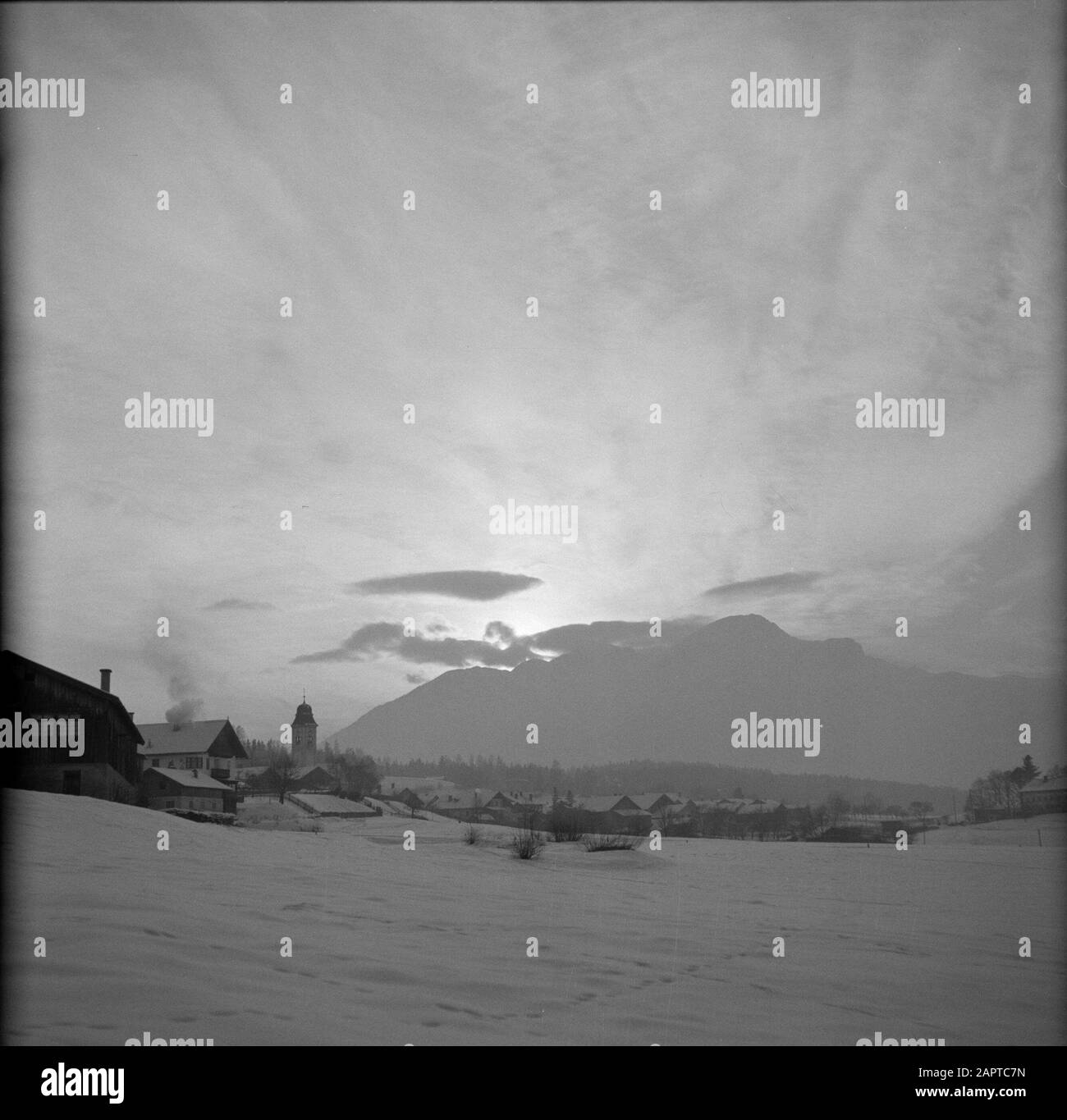 Hiver au Tyrol vue du coucher du soleil derrière la Nordkette à Lans Date: Janvier 1960 lieu: Lance, Autriche, Tyrol mots clés: Montagnes, villages, paysages, panoramas, neige, hiver, coucher de soleil Banque D'Images