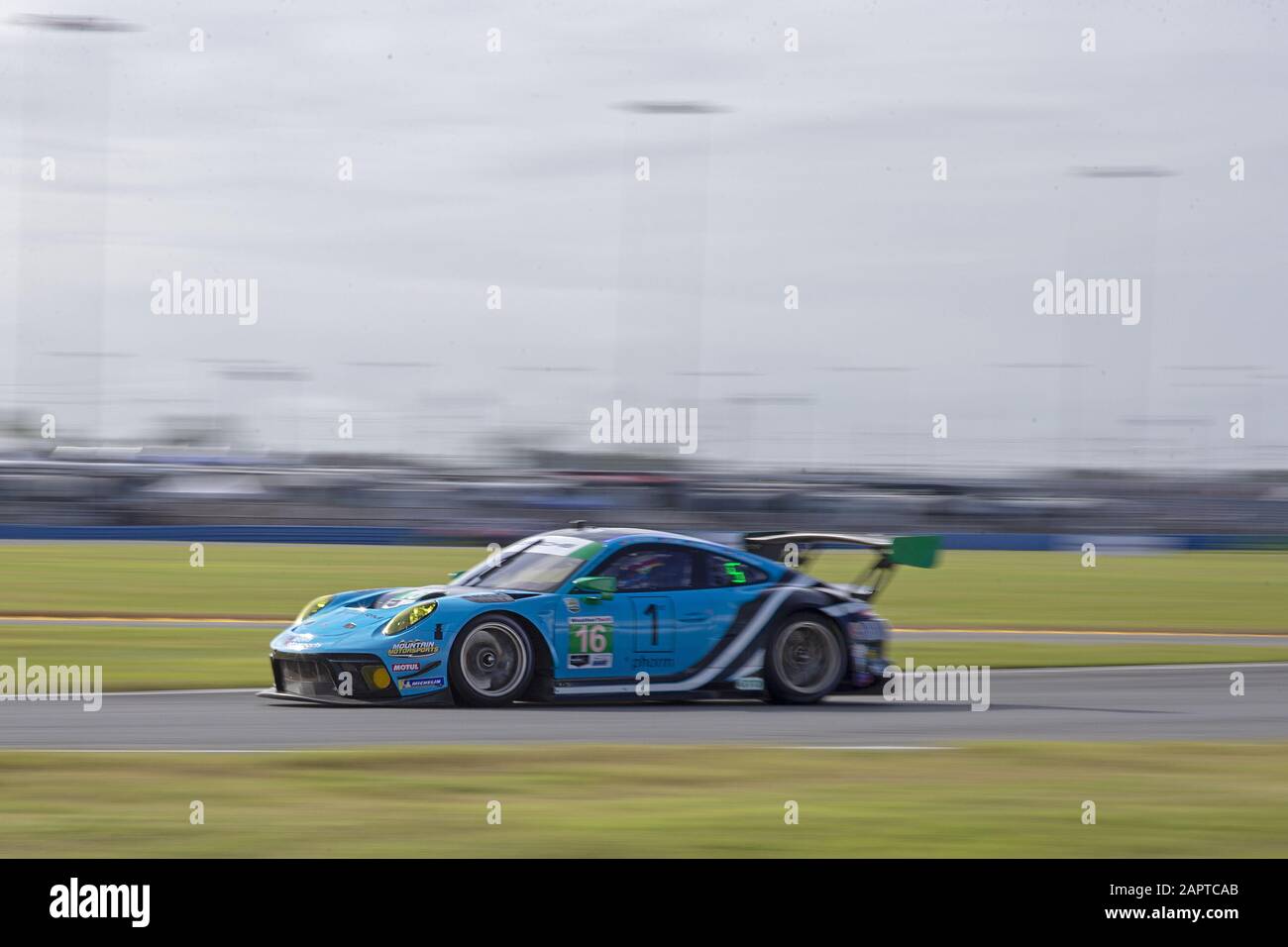 Daytona Beach, Floride, États-Unis. 24 janvier 2020. La voiture Wright Motorsports Porsche 911 GT 3 R se rend sur la piste pour s'entraîner pour le Rolex 24 À Daytona International Speedway à Daytona Beach, en Floride. (Image De Crédit : © Logan Arce/Asp) Banque D'Images