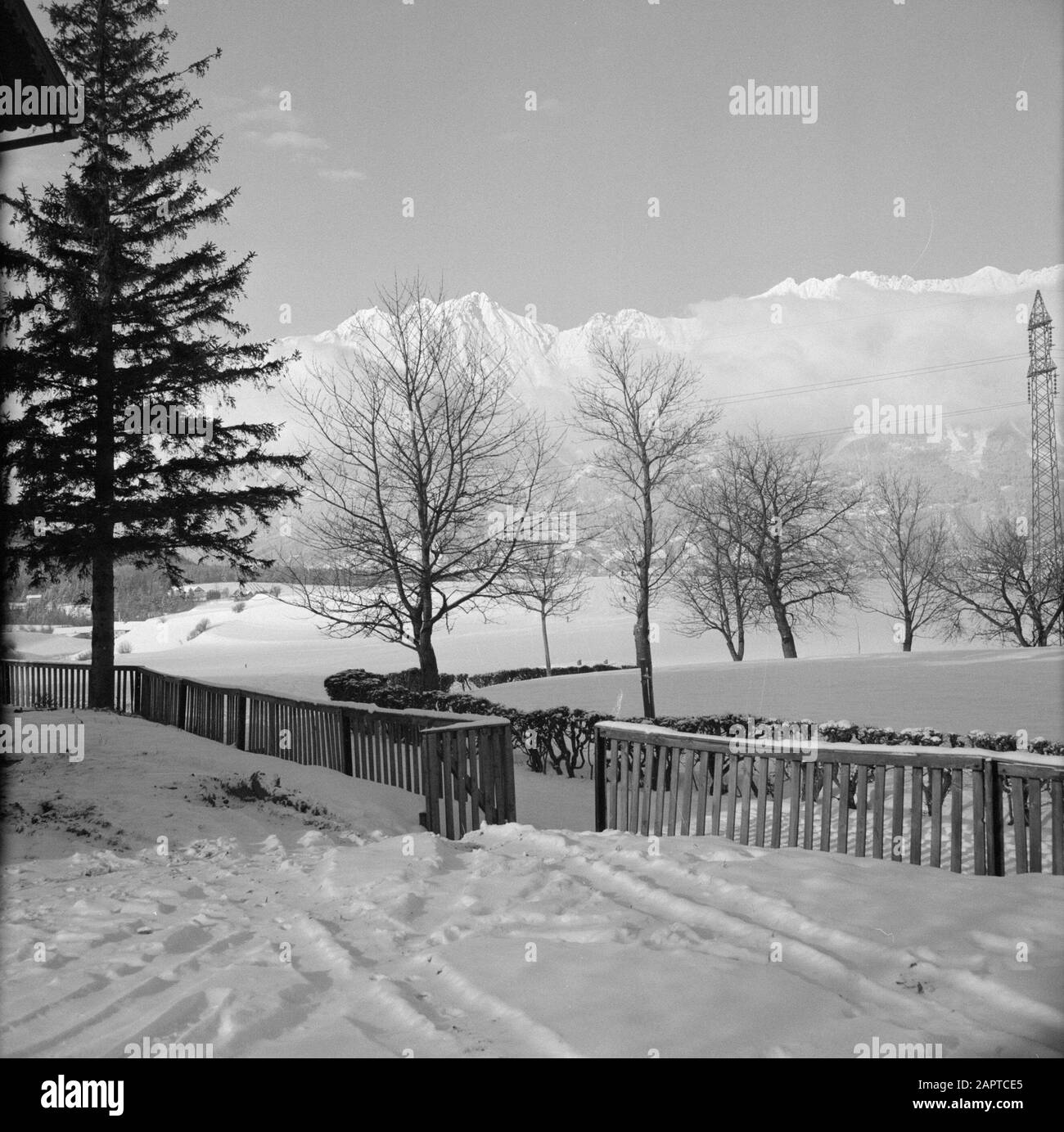 Hiver au Tyrol vue sur les montagnes Karwendel, partiellement couverte de nuages Date: Janvier 1960 lieu: Autriche, Sistrans, Tyrol mots clés: Montagnes, paysages, neige, hiver, nuages Banque D'Images