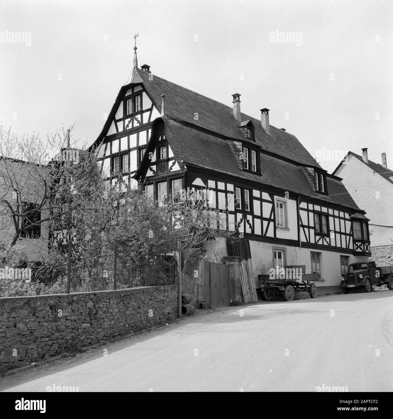 Vue sur la Moselle de la maison construite au XVIIe siècle avec les trois façades Date: 1959 lieu: Allemagne, Kröv, Rhénanie-Palatinat, Allemagne de l'Ouest mots clés: Voitures, statues de village, sculptures de rue logement Banque D'Images