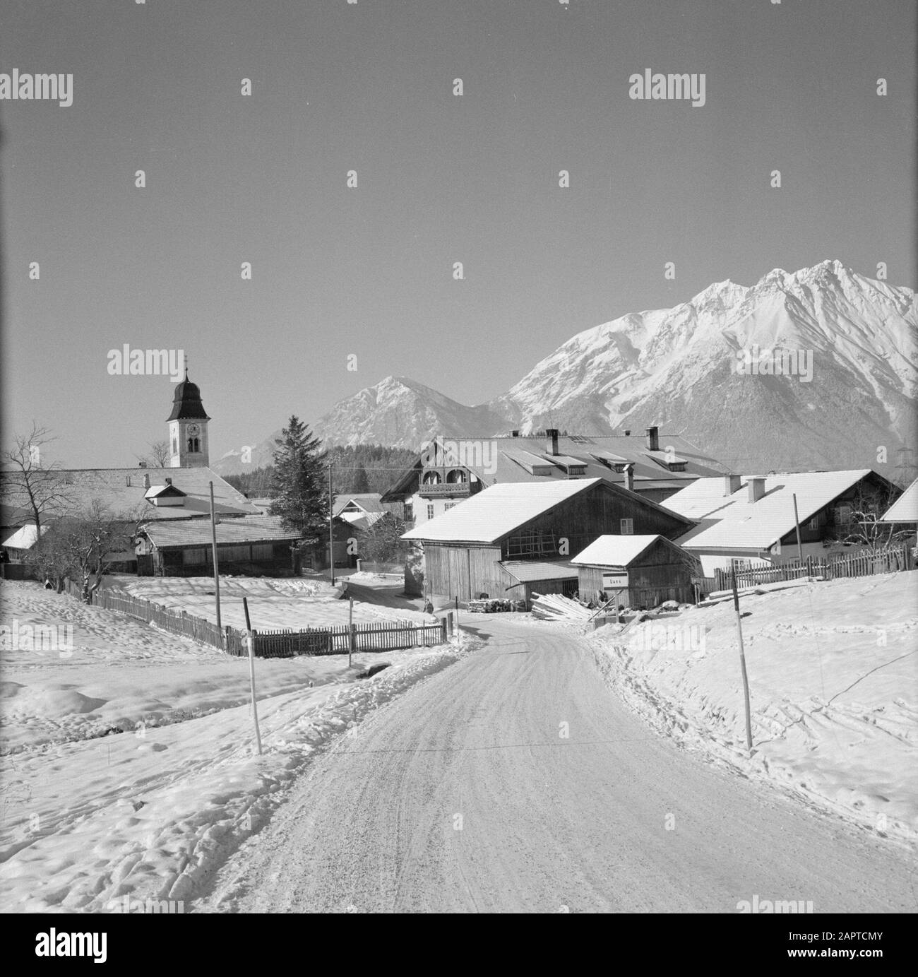 Hiver au Tyrol vue sur la lance dans la neige Date : janvier 1960 lieu : lance, Autriche, Tyrol mots clés : montagnes, villages, paysages, neige, hiver Banque D'Images
