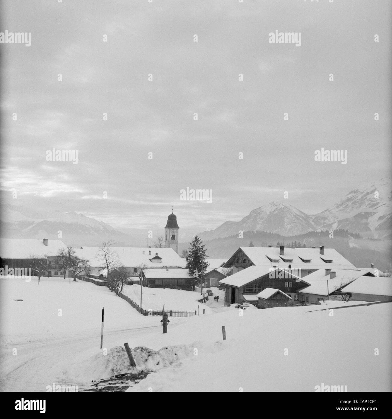 Hiver au Tyrol vue sur la lance dans la neige Date : janvier 1960 lieu : lance, Autriche, Tyrol mots clés : montagnes, villages, paysages, neige, hiver Banque D'Images
