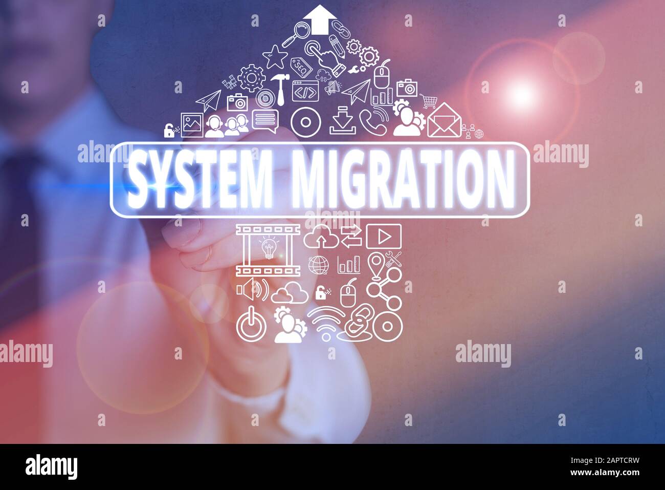 Écriture manuelle conceptuelle montrant la migration du système. Concept signifie passer de l'utilisation d'un environnement d'exploitation à un autre Banque D'Images