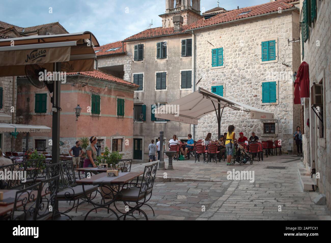 Le Monténégro, Sep 22, 2019 : l'un des carrés avec des cafés en plein air dans la vieille ville de Kotor Banque D'Images