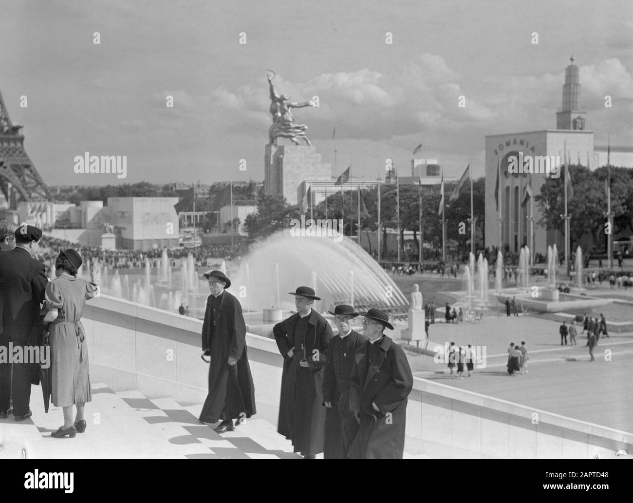 Exposition universelle Paris 1937 vue depuis les terrasses du Palais de Chaillot sur l'eau avec fontaines, la Tour Eiffel, le Pavillon canadien, le Pavillon français Grande Bretagne et le Pavillon de Suède et de l'Union soviétique, avec sur les escaliers un certain clergé catholique romain Date: 1937 lieu: France, Paris mots clés : sculptures, fontaines, clergé, public, terrasses, tours, escaliers, drapeaux, expositions mondiales Banque D'Images