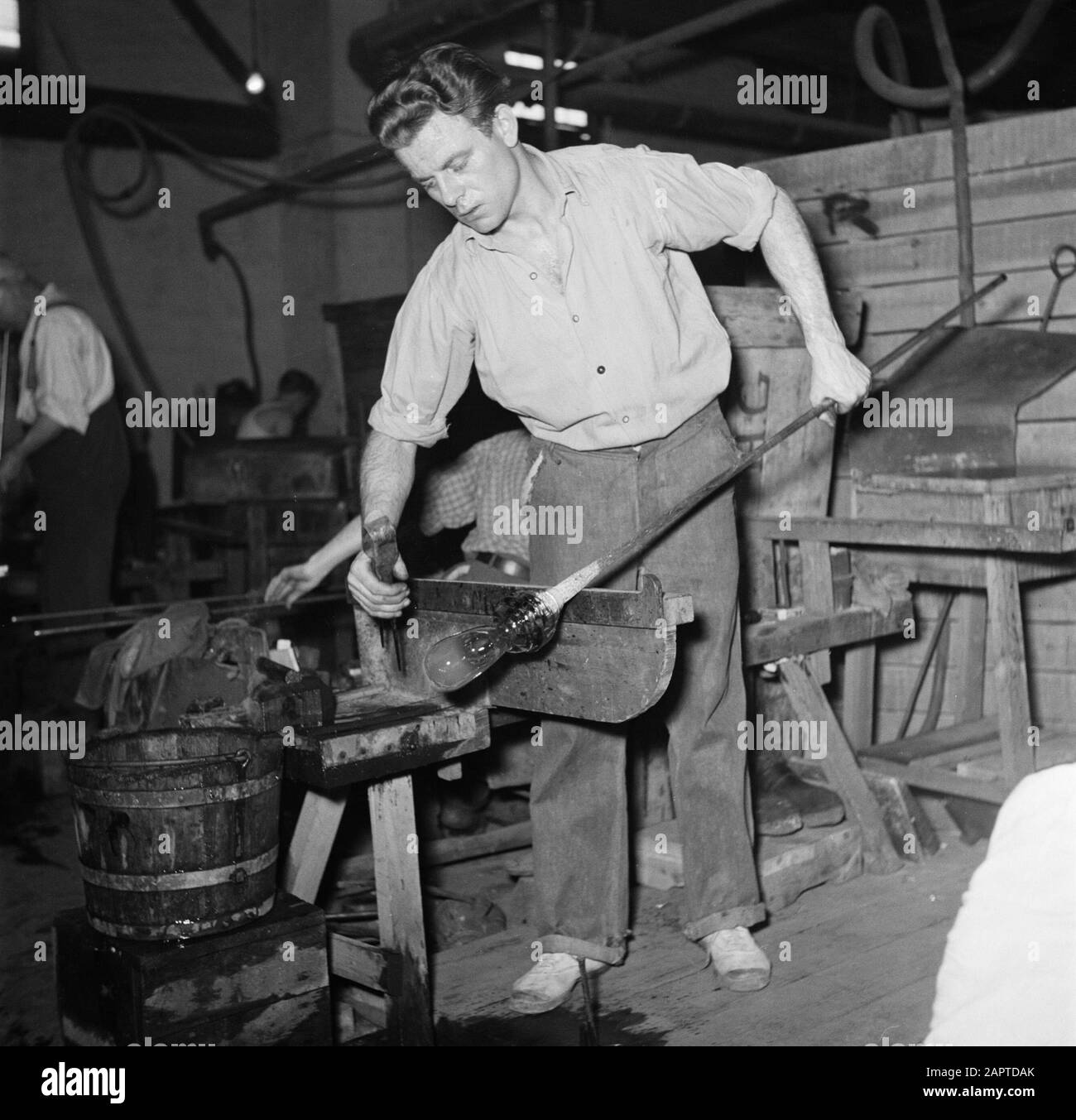 Dans la fabrique de verre Holmegaard soufflantes de verre à l'œuvre dans l'usine Date: Mars 1954 lieu: Danemark, Fensmark mots clés: Outils, verre, souffleuses, industrie du verre, art du verre Banque D'Images