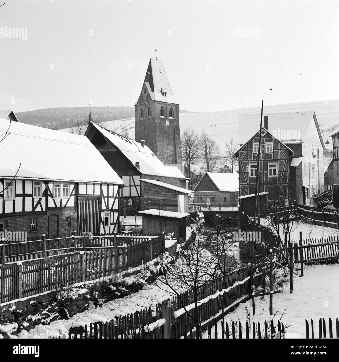 Rothaargebergte Girkhausen en hiver Date : non daté lieu : Allemagne, Girkhausen, Rhénanie-du-Nord-Westphalie, Allemagne de l'Ouest mots clés : images de village, édifices religieux, neige, hiver Banque D'Images