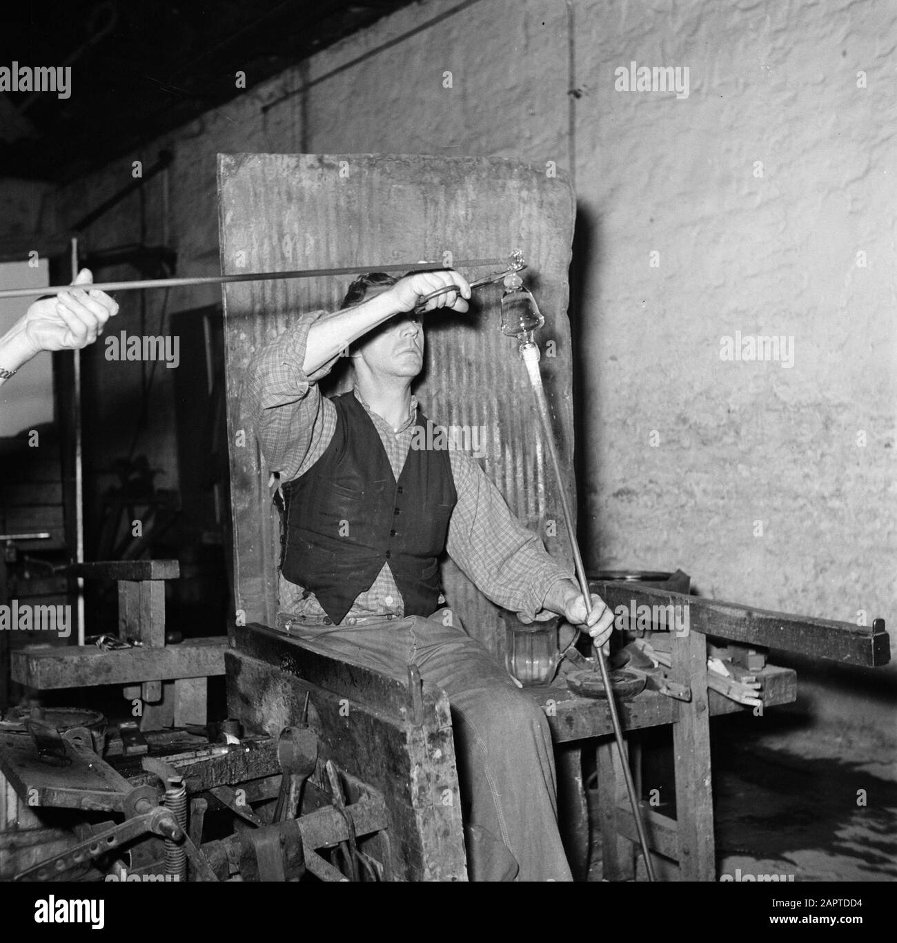 Dans la fabrique de verre Holmegaard soufflantes de verre à l'œuvre dans l'usine Date: Mars 1954 lieu: Danemark, Fensmark mots clés: Outils, verre, souffleuses, industrie du verre, art du verre Banque D'Images
