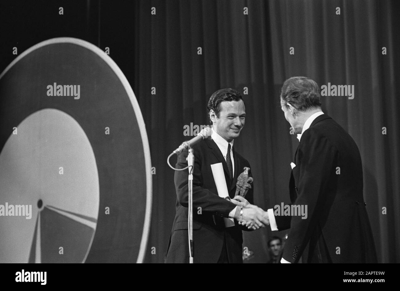Grand Gala du Disque 1965 Brian Epstein reçoit Edison pour Beatles Date: 2 octobre 1965 lieu: Amsterdam mots clés: Gestionnaires, musique, prix de la musique Nom personnel: Epstein, Brian, Oster, Guus Nom de l'établissement: Beatles Banque D'Images