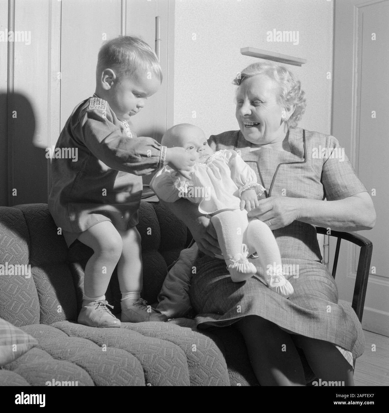 Famille Ernst Klein Grand-Mère Klein avec petits-enfants sur le canapé Date: 1960 lieu: Allemagne, Kröv, Rhénanie-Palatinat, Allemagne de l'Ouest mots clés: Bébés, grands-parents, salon, petits-enfants, enfants d'âge préscolaire Nom personnel: Petit, Banque D'Images Famille Ernst Klein Grand-Mère Klein avec petits-enfants sur le canapé Date: 1960 lieu: Allemagne, Kröv, Rhénanie-Palatinat, Allemagne de l'Ouest mots clés: Bébés, grands-parents, salon, petits-enfants, enfants d'âge préscolaire Nom personnel: Petit, Banque D'Images