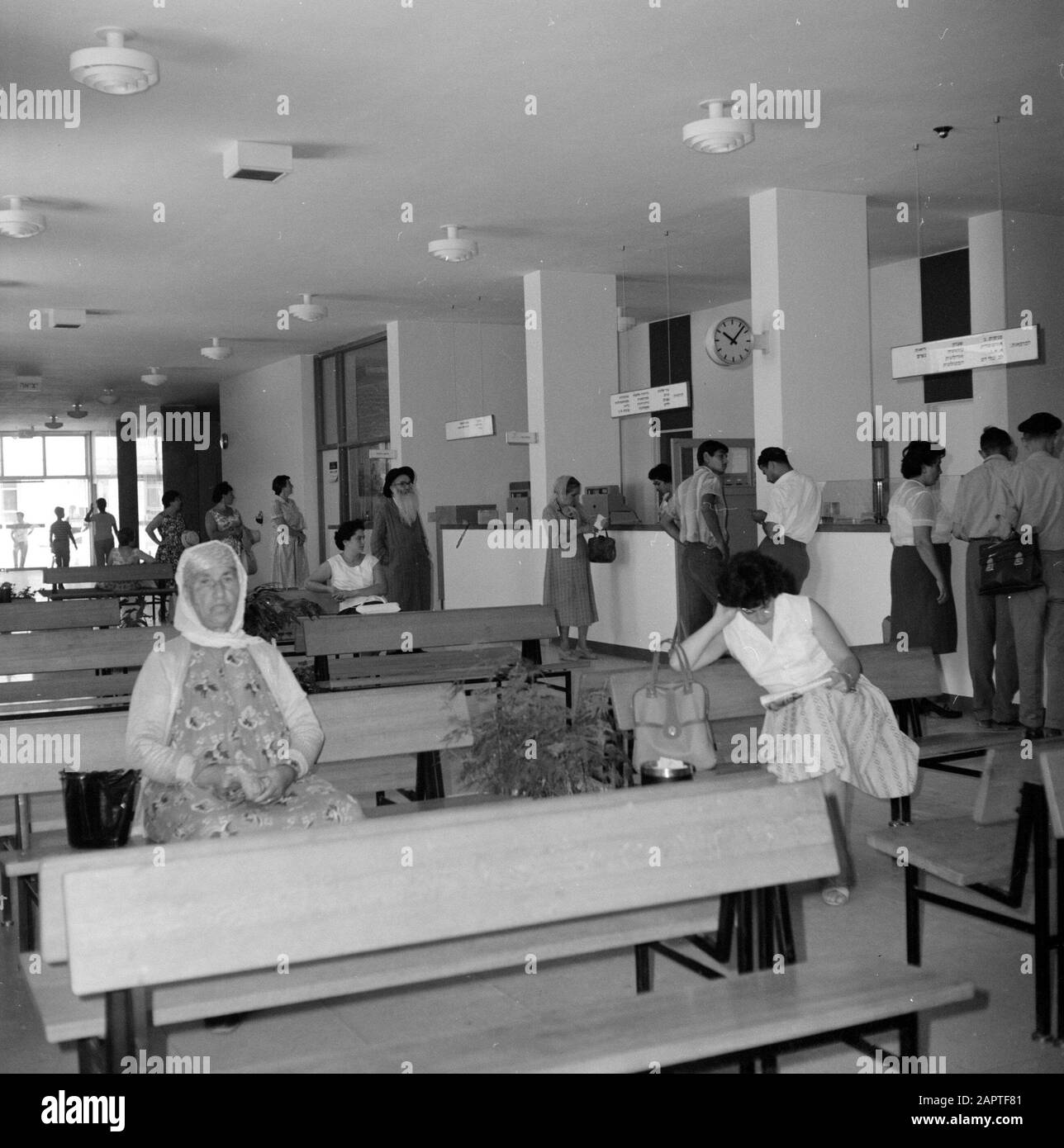 Centre médical universitaire Hadassah. Hall avec canapés et bureau d'information Date: 1 janvier 1960 lieu: Israël mots clés: Architecture, visiteurs, intérieur, salles d'attente, hôpitaux, canapés Banque D'Images