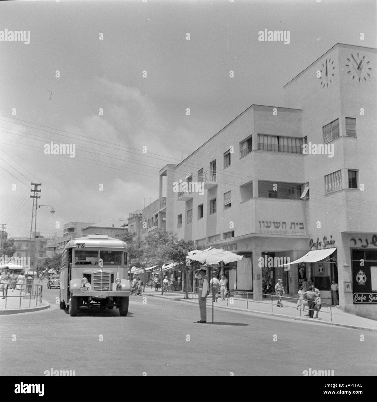 Israël 1948-1949: Haïfa Haïfa. Agent de la circulation sous un parasol à un carrefour du centre-ville Date: 1948 lieu: Haïfa, Israël mots clés: Architecture, autobus, cafés, transport de passagers, images de rue, uniformes, police de la circulation Banque D'Images