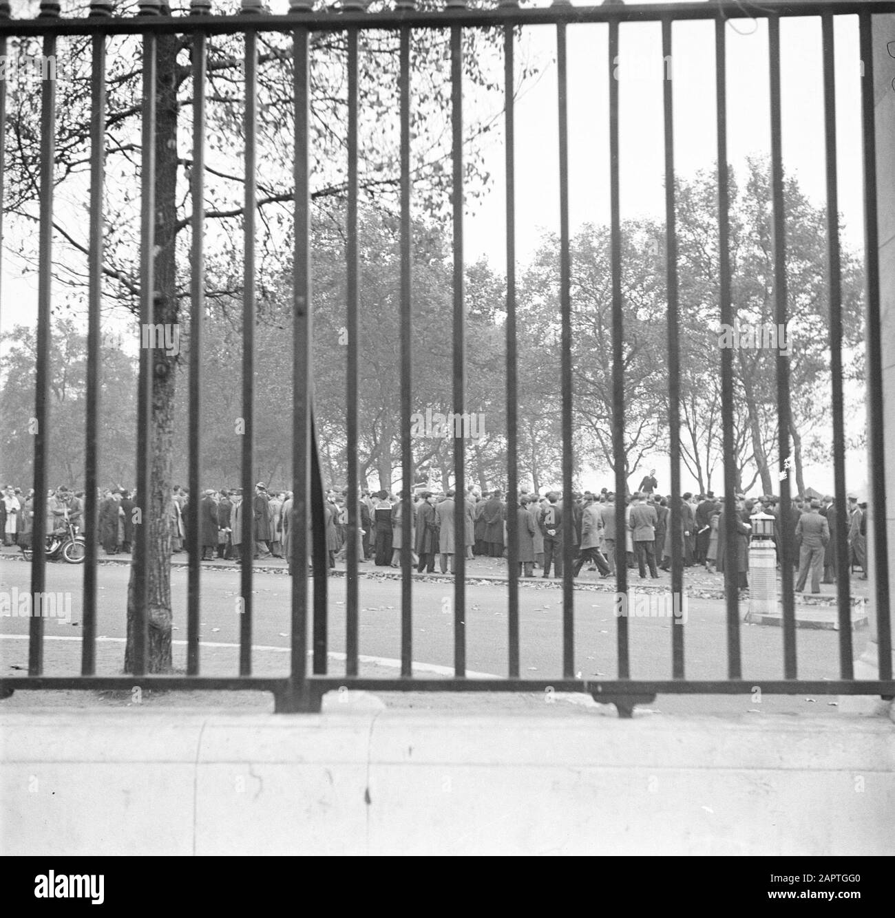 Hyde Park à Londres Fence autour de Hyde Park; en arrière-plan Hyde Park Corner avec un conférencier sur une boîte de soapbox à Speakers' Corner Date: 1947 lieu: Angleterre, Londres mots clés: Parcs, public, discours Banque D'Images
