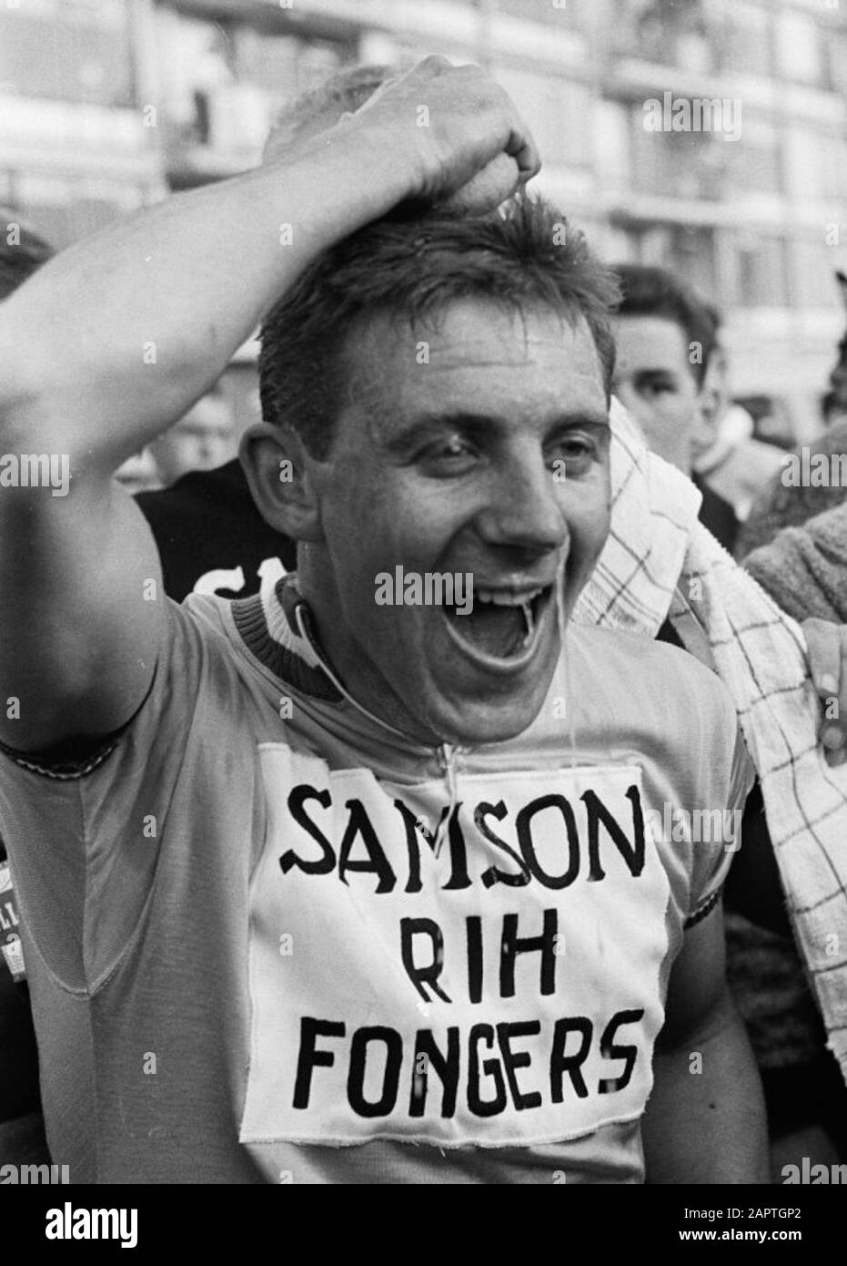 Olympias Toer Henk Cornelisse est la première à franchir la ligne d'arrivée à Vlaardingen, Henk Cornelisse enfile l'éponge sur sa tête; Banque D'Images