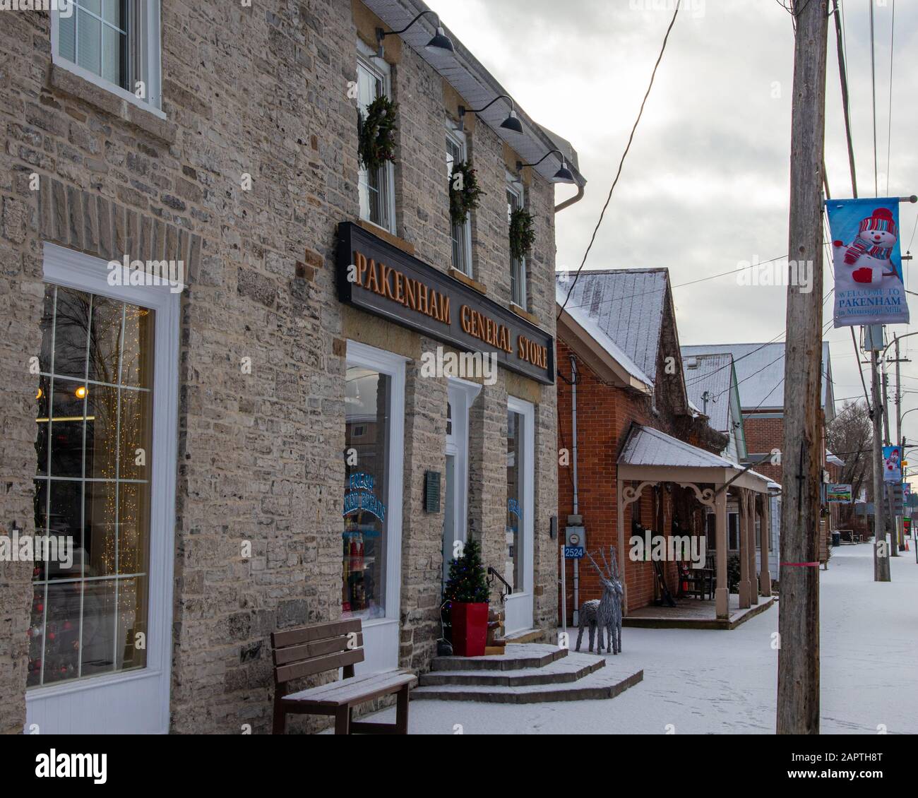 Le Pakenham General Store dans une petite ville du Mississippi Mills est décoré pour Noël dans les semaines précédant les vacances d'hiver saisonnières. Banque D'Images