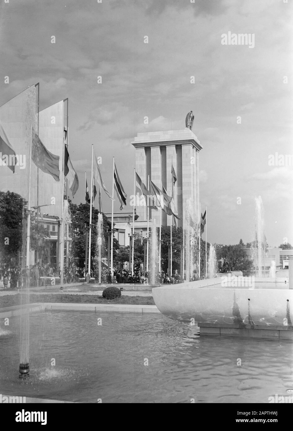 Exposition mondiale Paris 1937 Pavillon allemand avec fontaine et fontaines et drapeaux Date : 1937 lieu : France, Paris mots clés : architecture, fontaines, drapeaux, expositions mondiales Banque D'Images