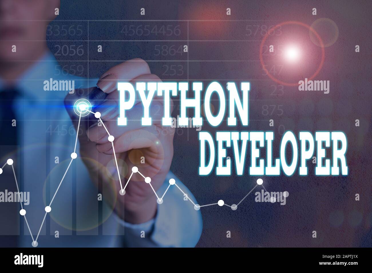 Note d'écriture montrant Python Developer. Concept métier responsable de l'écriture de la logique d'application Web côté serveur Banque D'Images