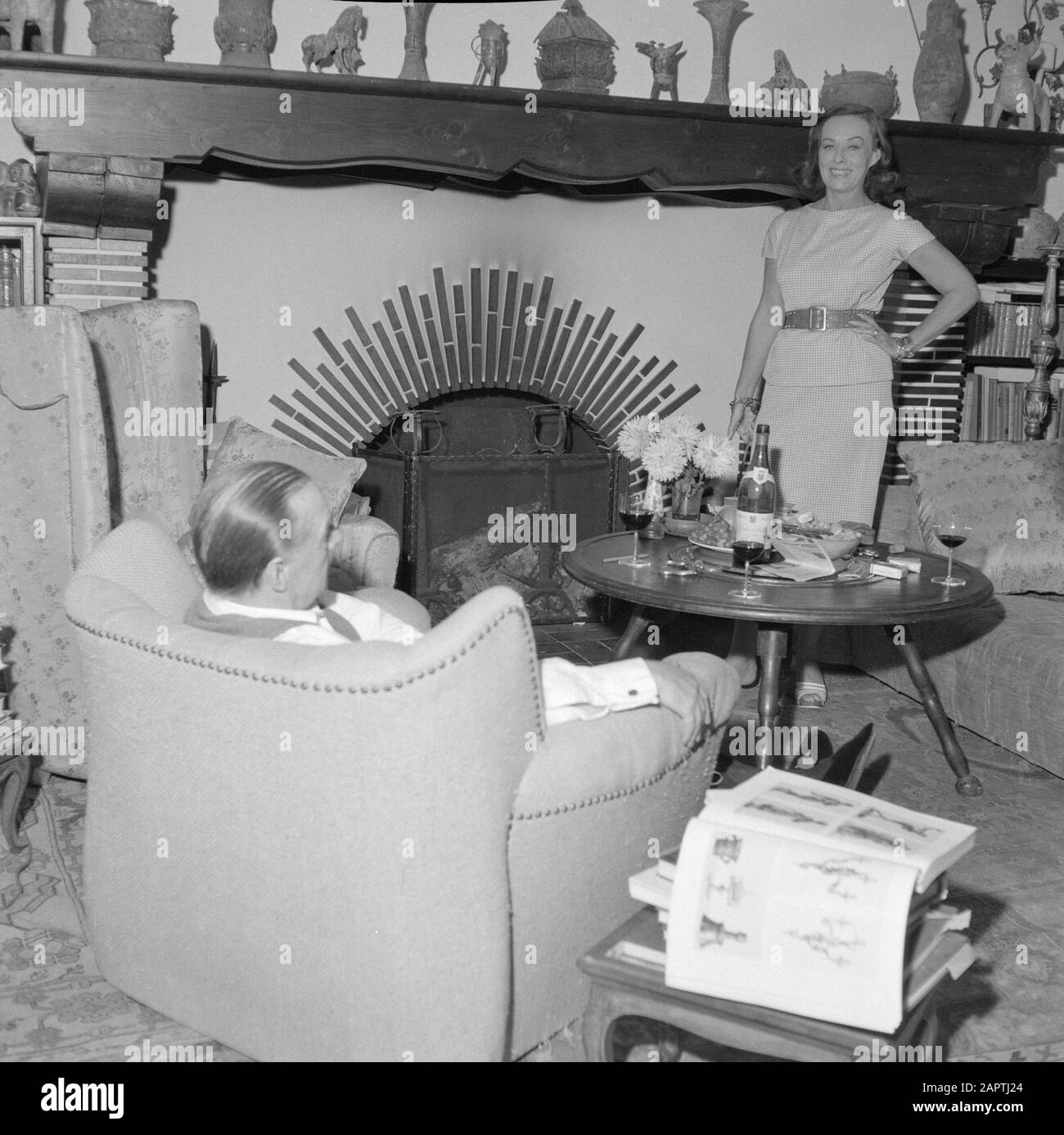 Visite de l'auteur allemand Erich Maria Remarque et de l'actrice américaine Paulette Goddard dans leur villa à Porto Ronco, Suisse Le couple dans leur salon dans la villa à Porto Ronco. Erich Maria Remarque se trouve dans un fauteuil, sa femme Paulette Goddard fait feu dans la cheminée Date: Octobre 1961 lieu: Lac majeur, Suisse mots clés: Acteurs, intérieurs, écrivains, maisons Nom personnel: Goddard, Paulette, Remarque, Erich Maria Banque D'Images