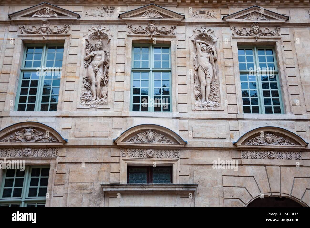 Façade extérieure d'un bâtiment parisien, Paris France Banque D'Images