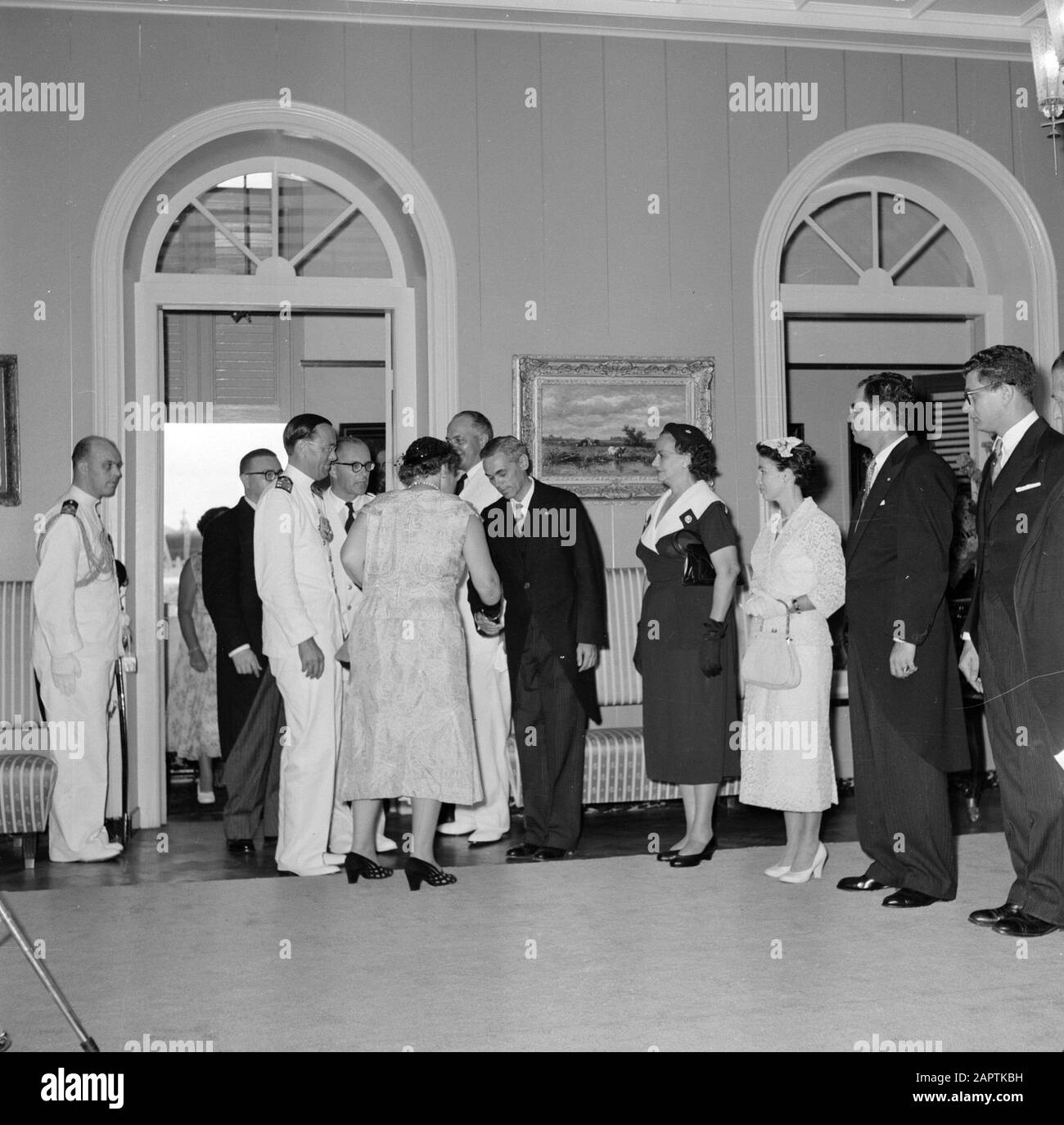 Antilles néerlandaises et Suriname au moment de la visite royale de la Reine Juliana et du Prince Bernhard en 1955 Le couple royal pendant la réception dans le palais du gouverneur à Willemstad Date: 18 octobre 1955 lieu: Curaçao, Antilles néerlandaises, Willemstad mots clés: Visites royales, réceptions Nom personnel: Bernhard, prince, Juliana, Queen Banque D'Images