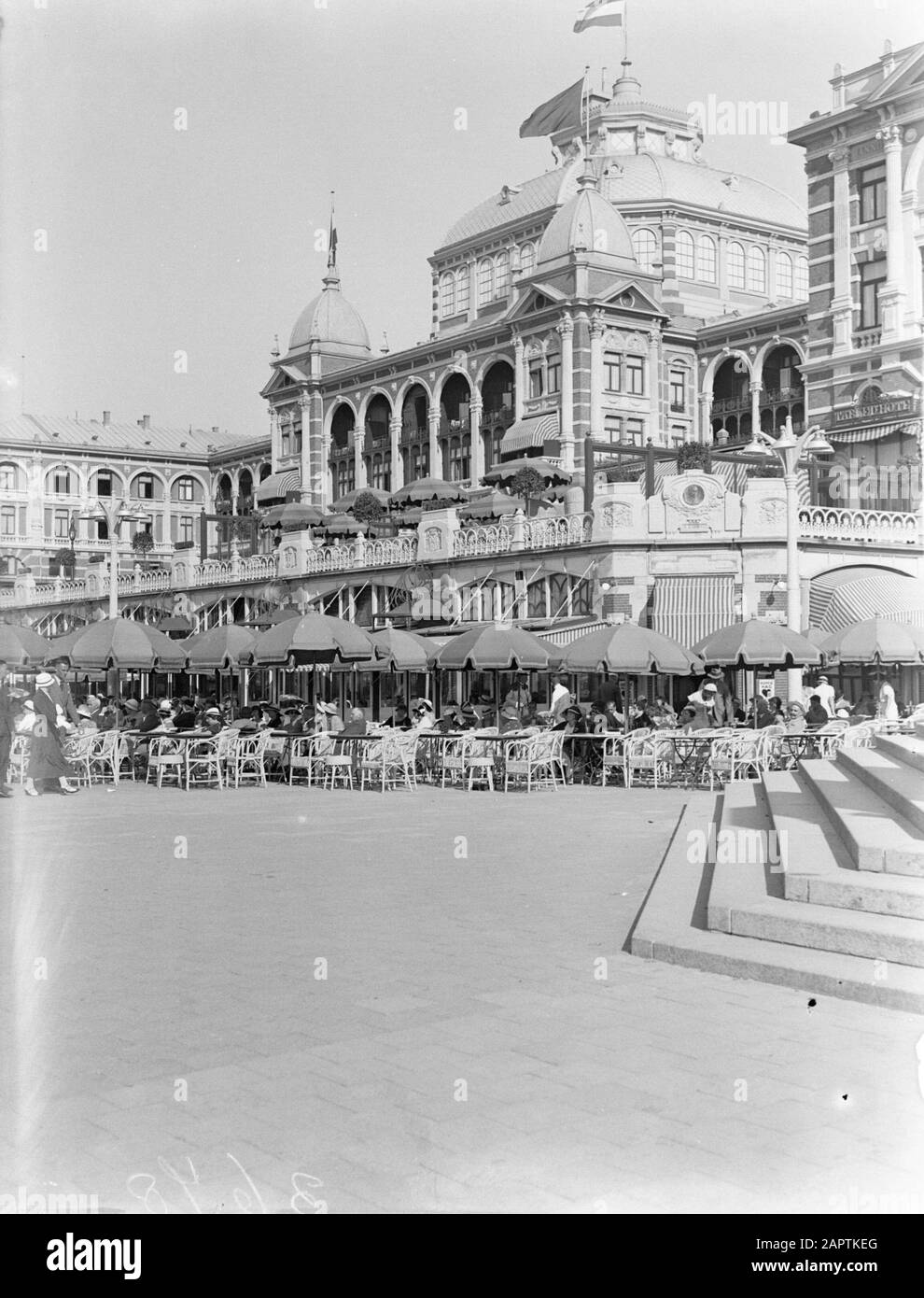 Scheveningen. Het Kurhaus à Scheveningen Date: 1933 lieu: Scheveningen, Zuid-Holland mots clés: Bâtiments, terrasses Nom de l'institution: Kurhaus Banque D'Images