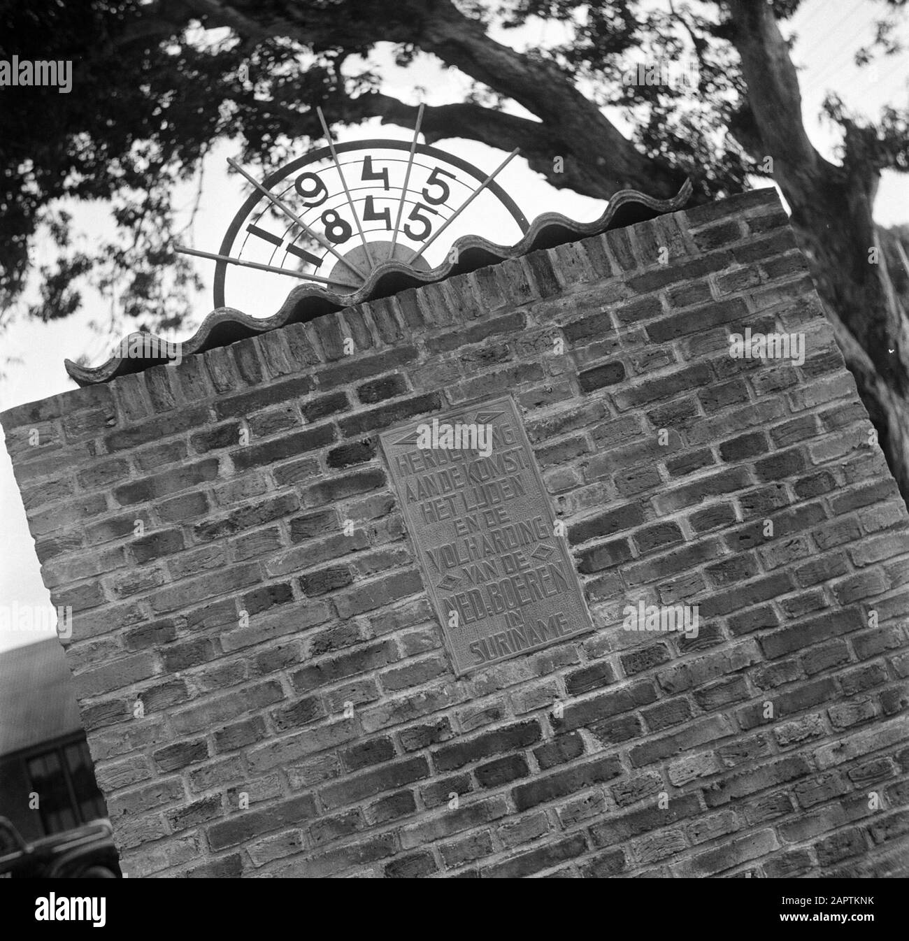 Voyage au Suriname et aux Antilles néerlandaises Le monument pour 100 ans de colonisation paysanne (1845-1945) à Groningue Annotation: En 1845 la colonisation des agriculteurs néerlandais. Cinq ans plus tard, les survivants (la moitié) ont été transférés dans la région de Paramaribo Date : 1947 lieu : Groningue, Suriname mots clés : agriculteurs, monuments Banque D'Images