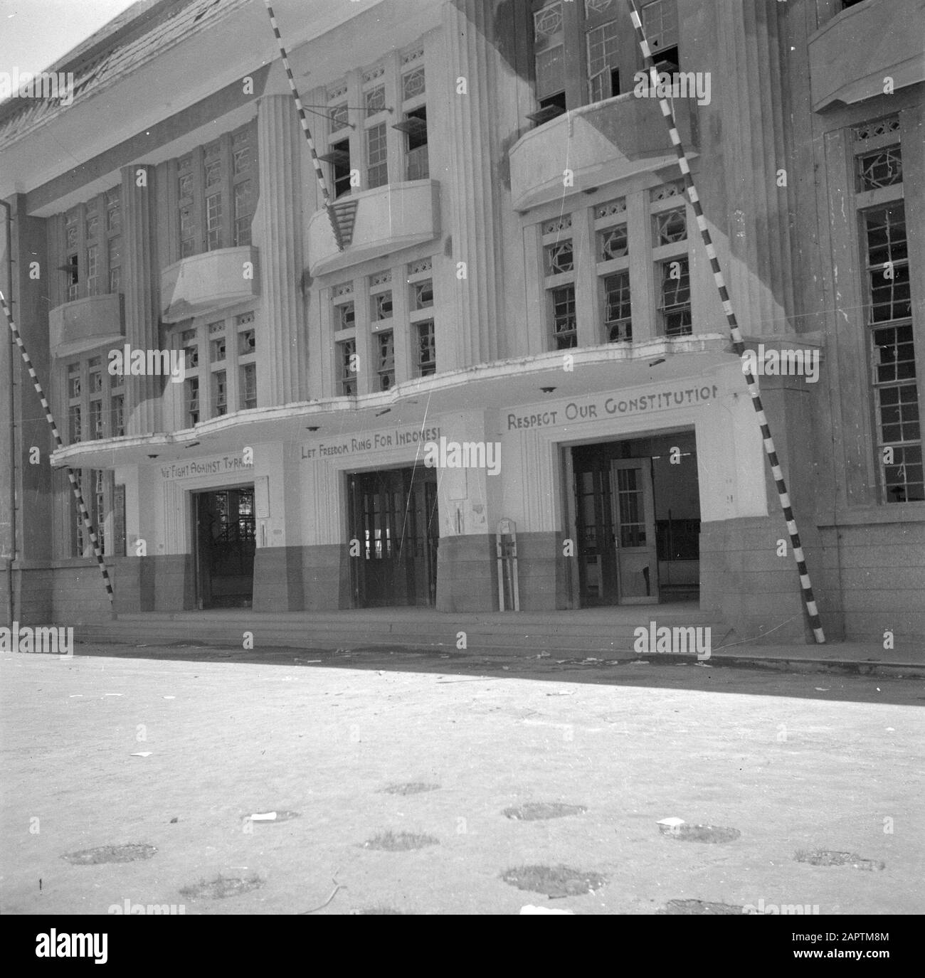 WAR Volunteers in Malaca and Indonesia Le bureau de poste de Bandoeng avec les paroles Que Nous Combattons Contre La Tyrannie/Let Freedom Ring pour l'Indonésie/Respect Notre Constitution Annotation: Le bureau de poste a été construit en 1929 par J. van gendt Date: Avril 1946 lieu: Bandung, Indonésie, Hollandais East Indies mots clés: Bâtiments, résistance Banque D'Images