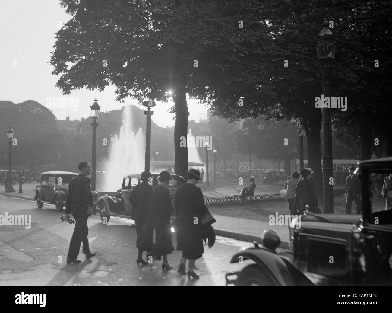 Reportage Paris The rond-point des champs-Ãlysées-Marcel-dassault Date: 1935 lieu: France, Paris mots clés: Voitures, images de la ville Banque D'Images