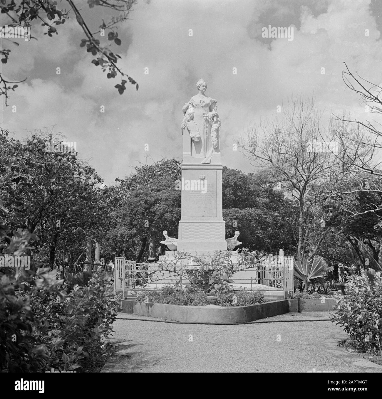 Voyage au Suriname et aux Antilles néerlandaises la statue de la reine Wilhelmina sur la place Wilhelmina à Willemstad sur Curaçao Date: 1947 lieu: Curaçao, Willemstad mots clés: Statues Nom personnel: Wilhelmina (Reine Pays-Bas) Banque D'Images